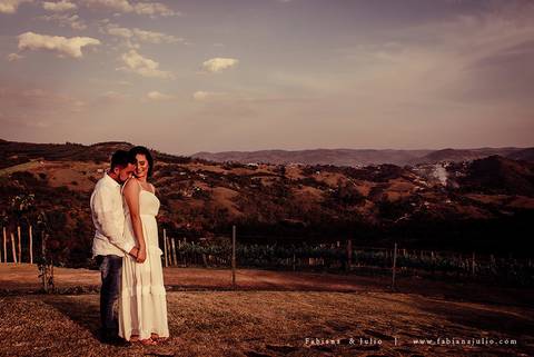 ensaio de casal, vestido vermelho, vinicula, ensaio na vinicula, ensaio externo de casal, lugares diferentes para ensaio de casal, lugares rusticos para ensaio de casal, fotografia para sempre, fabiana e julio para sempre, pré wedding '