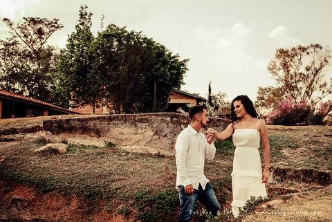 ensaio de casal, vestido vermelho, vinicula, ensaio na vinicula, ensaio externo de casal, lugares diferentes para ensaio de casal, lugares rusticos para ensaio de casal, fotografia para sempre, fabiana e julio para sempre, pré wedding '