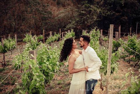 ensaio de casal, vestido vermelho, vinicula, ensaio na vinicula, ensaio externo de casal, lugares diferentes para ensaio de casal, lugares rusticos para ensaio de casal, fotografia para sempre, fabiana e julio para sempre, pré wedding '