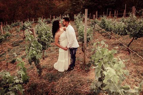 ensaio de casal, vestido vermelho, vinicula, ensaio na vinicula, ensaio externo de casal, lugares diferentes para ensaio de casal, lugares rusticos para ensaio de casal, fotografia para sempre, fabiana e julio para sempre, pré wedding '