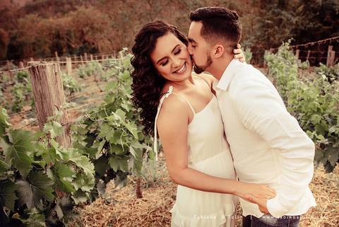ensaio de casal, vestido vermelho, vinicula, ensaio na vinicula, ensaio externo de casal, lugares diferentes para ensaio de casal, lugares rusticos para ensaio de casal, fotografia para sempre, fabiana e julio para sempre, pré wedding '