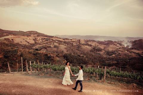 ensaio de casal, vestido vermelho, vinicula, ensaio na vinicula, ensaio externo de casal, lugares diferentes para ensaio de casal, lugares rusticos para ensaio de casal, fotografia para sempre, fabiana e julio para sempre, pré wedding '