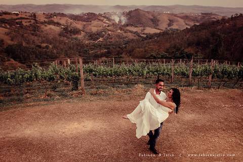 ensaio de casal, vestido vermelho, vinicula, ensaio na vinicula, ensaio externo de casal, lugares diferentes para ensaio de casal, lugares rusticos para ensaio de casal, fotografia para sempre, fabiana e julio para sempre, pré wedding '