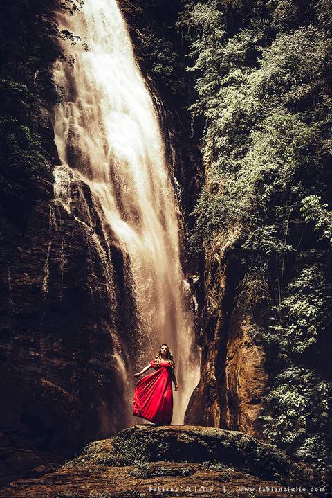 ensaio de casal em cachoeira, ensaio pre-wedding em cachoeira, fotografia para sempre, noiva de vestido vermelho, look para ensaio externo'