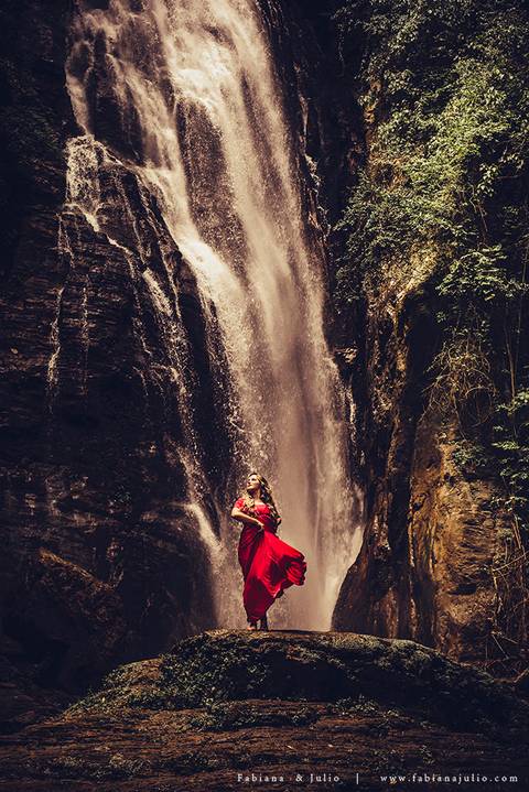 ensaio de casal em cachoeira, ensaio pre-wedding em cachoeira, fotografia para sempre, noiva de vestido vermelho, look para ensaio externo'
