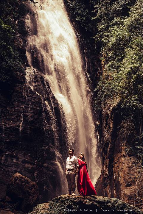 ensaio de casal em cachoeira, ensaio pre-wedding em cachoeira, fotografia para sempre, noiva de vestido vermelho, look para ensaio externo'