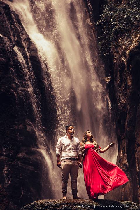 ensaio de casal em cachoeira, ensaio pre-wedding em cachoeira, fotografia para sempre, noiva de vestido vermelho, look para ensaio externo'