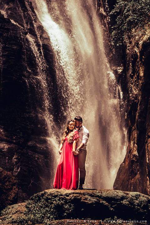 ensaio de casal em cachoeira, ensaio pre-wedding em cachoeira, fotografia para sempre, noiva de vestido vermelho, look para ensaio externo'