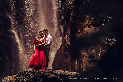 ensaio de casal em cachoeira, ensaio pre-wedding em cachoeira, fotografia para sempre, noiva de vestido vermelho, look para ensaio externo'
