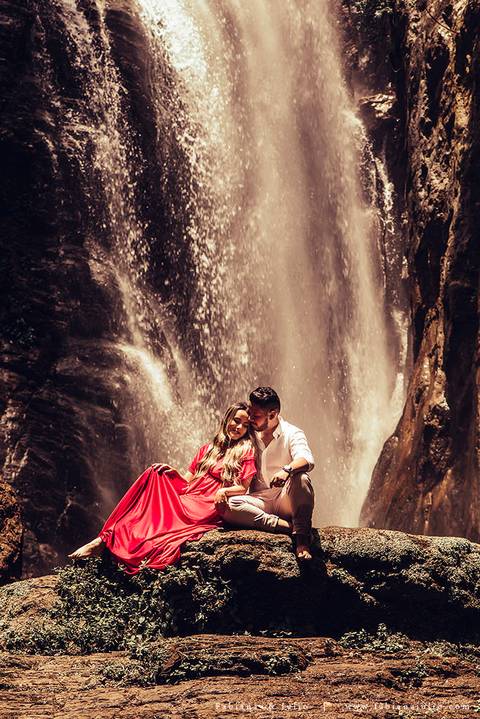 ensaio de casal em cachoeira, ensaio pre-wedding em cachoeira, fotografia para sempre, noiva de vestido vermelho, look para ensaio externo'