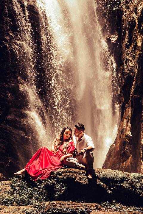 ensaio de casal em cachoeira, ensaio pre-wedding em cachoeira, fotografia para sempre, noiva de vestido vermelho, look para ensaio externo'