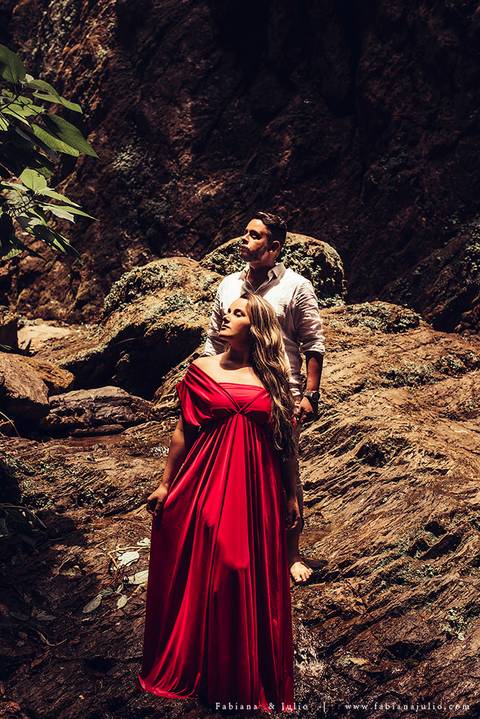 ensaio de casal em cachoeira, ensaio pre-wedding em cachoeira, fotografia para sempre, noiva de vestido vermelho, look para ensaio externo'