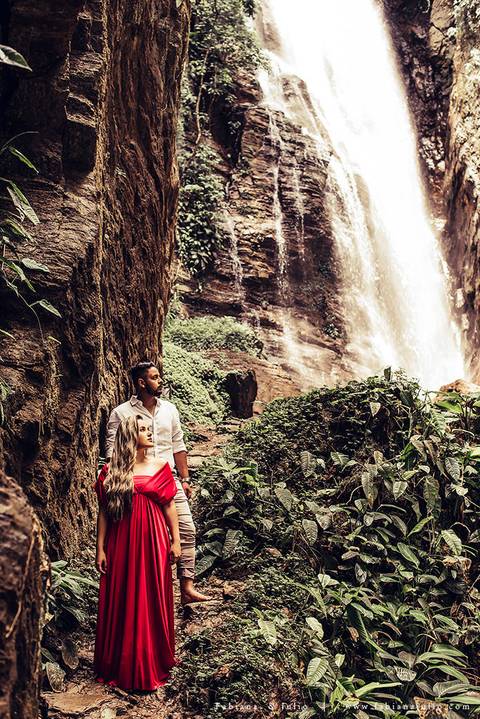 ensaio de casal em cachoeira, ensaio pre-wedding em cachoeira, fotografia para sempre, noiva de vestido vermelho, look para ensaio externo'