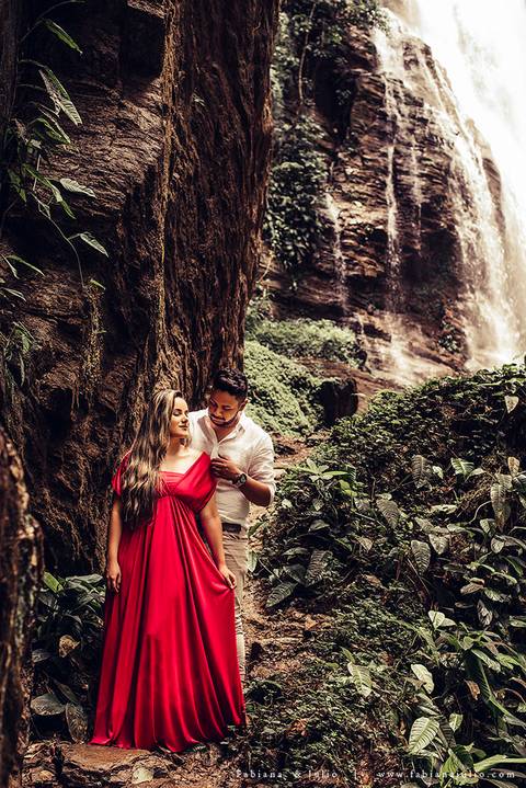 ensaio de casal em cachoeira, ensaio pre-wedding em cachoeira, fotografia para sempre, noiva de vestido vermelho, look para ensaio externo'
