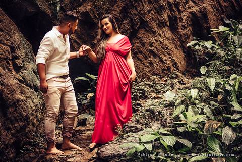 ensaio de casal em cachoeira, ensaio pre-wedding em cachoeira, fotografia para sempre, noiva de vestido vermelho, look para ensaio externo'