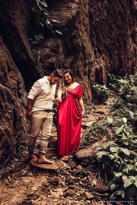 ensaio de casal em cachoeira, ensaio pre-wedding em cachoeira, fotografia para sempre, noiva de vestido vermelho, look para ensaio externo'
