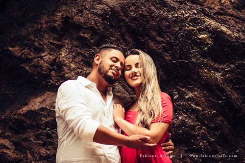 ensaio de casal em cachoeira, ensaio pre-wedding em cachoeira, fotografia para sempre, noiva de vestido vermelho, look para ensaio externo'