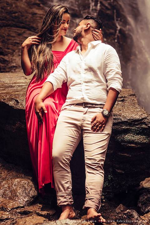 ensaio de casal em cachoeira, ensaio pre-wedding em cachoeira, fotografia para sempre, noiva de vestido vermelho, look para ensaio externo'