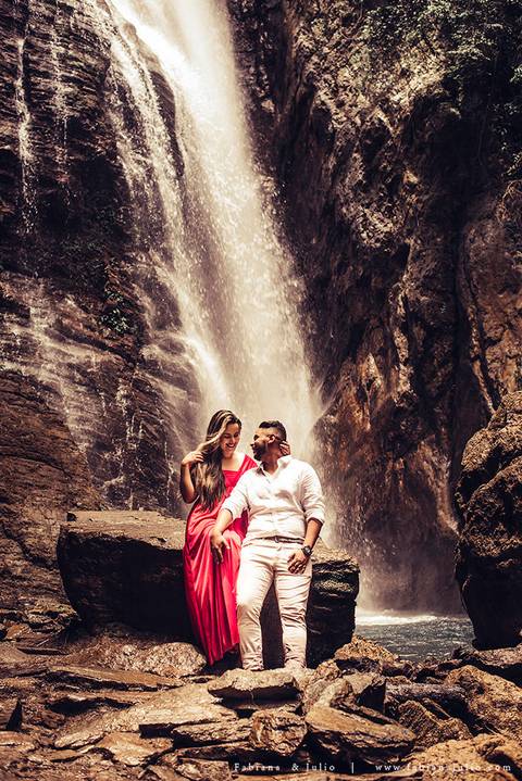 ensaio de casal em cachoeira, ensaio pre-wedding em cachoeira, fotografia para sempre, noiva de vestido vermelho, look para ensaio externo'