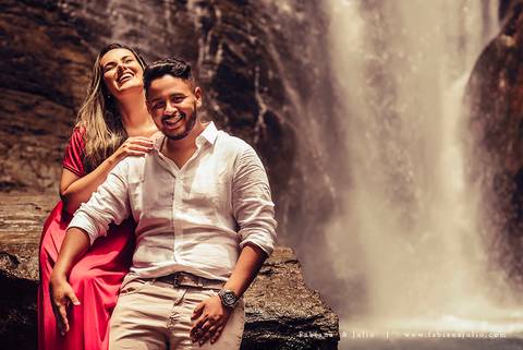 ensaio de casal em cachoeira, ensaio pre-wedding em cachoeira, fotografia para sempre, noiva de vestido vermelho, look para ensaio externo'