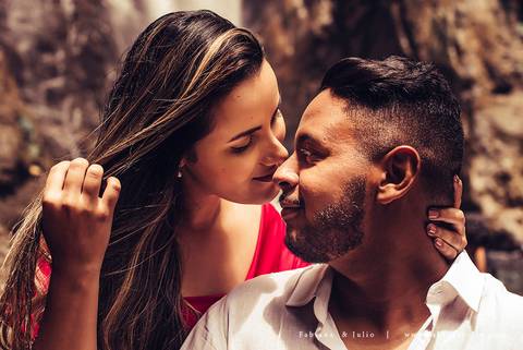 ensaio de casal em cachoeira, ensaio pre-wedding em cachoeira, fotografia para sempre, noiva de vestido vermelho, look para ensaio externo'