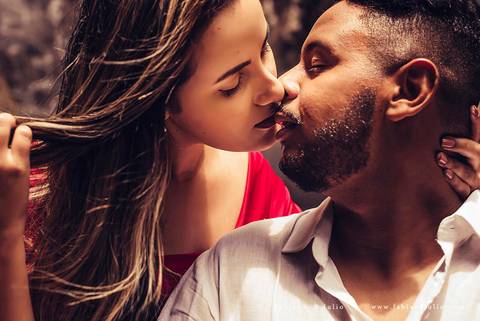 ensaio de casal em cachoeira, ensaio pre-wedding em cachoeira, fotografia para sempre, noiva de vestido vermelho, look para ensaio externo'