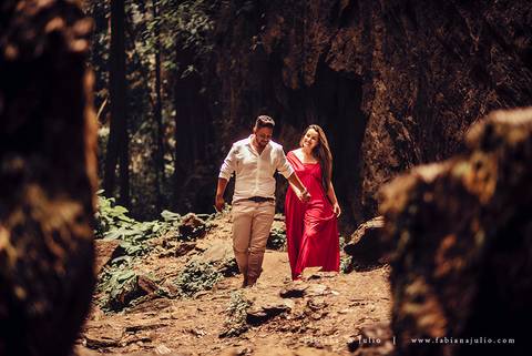 ensaio de casal em cachoeira, ensaio pre-wedding em cachoeira, fotografia para sempre, noiva de vestido vermelho, look para ensaio externoensaio de casal em cachoeira, ensaio pre-wedding em cachoeira, fotografia para sempre, noiva de vestido vermelho, loo'