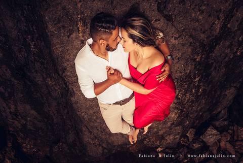 ensaio de casal em cachoeira, ensaio pre-wedding em cachoeira, fotografia para sempre, noiva de vestido vermelho, look para ensaio externo'