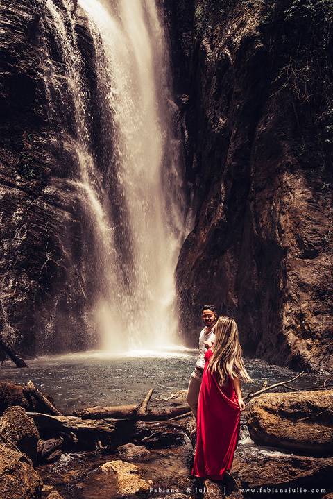 ensaio de casal em cachoeira, ensaio pre-wedding em cachoeira, fotografia para sempre, noiva de vestido vermelho, look para ensaio externo'