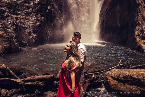 ensaio de casal em cachoeira, ensaio pre-wedding em cachoeira, fotografia para sempre, noiva de vestido vermelho, look para ensaio externo'