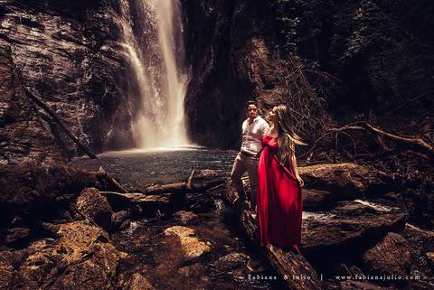 ensaio de casal em cachoeira, ensaio pre-wedding em cachoeira, fotografia para sempre, noiva de vestido vermelho, look para ensaio externo'