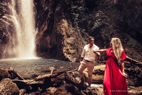 ensaio de casal em cachoeira, ensaio pre-wedding em cachoeira, fotografia para sempre, noiva de vestido vermelho, look para ensaio externo'
