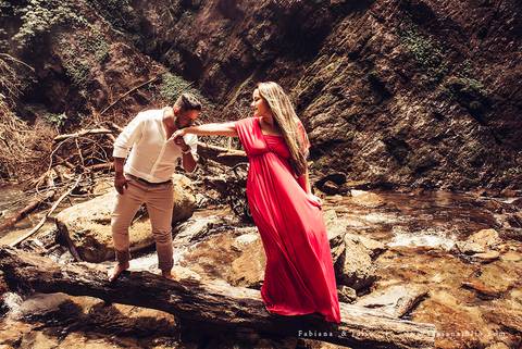 ensaio de casal em cachoeira, ensaio pre-wedding em cachoeira, fotografia para sempre, noiva de vestido vermelho, look para ensaio externo'