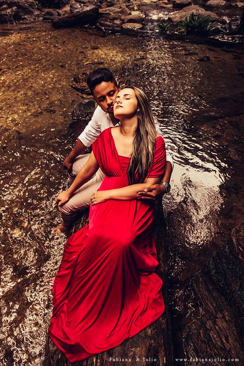 ensaio de casal em cachoeira, ensaio pre-wedding em cachoeira, fotografia para sempre, noiva de vestido vermelho, look para ensaio externo'