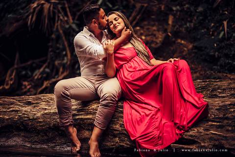 ensaio de casal em cachoeira, ensaio pre-wedding em cachoeira, fotografia para sempre, noiva de vestido vermelho, look para ensaio externo'