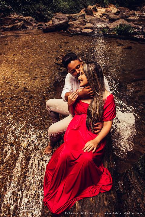 ensaio de casal em cachoeira, ensaio pre-wedding em cachoeira, fotografia para sempre, noiva de vestido vermelho, look para ensaio externo'