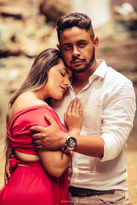 ensaio de casal em cachoeira, ensaio pre-wedding em cachoeira, fotografia para sempre, noiva de vestido vermelho, look para ensaio externo'