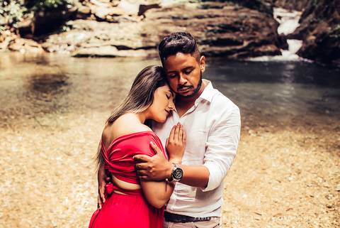 ensaio de casal em cachoeira, ensaio pre-wedding em cachoeira, fotografia para sempre, noiva de vestido vermelho, look para ensaio externo'