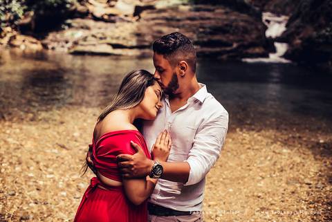 ensaio de casal em cachoeira, ensaio pre-wedding em cachoeira, fotografia para sempre, noiva de vestido vermelho, look para ensaio externo'
