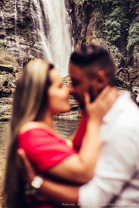 ensaio de casal em cachoeira, ensaio pre-wedding em cachoeira, fotografia para sempre, noiva de vestido vermelho, look para ensaio externo'