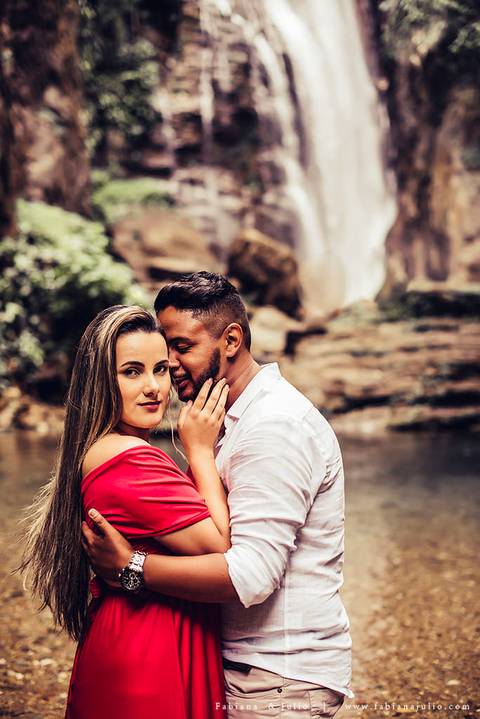 ensaio de casal em cachoeira, ensaio pre-wedding em cachoeira, fotografia para sempre, noiva de vestido vermelho, look para ensaio externo'