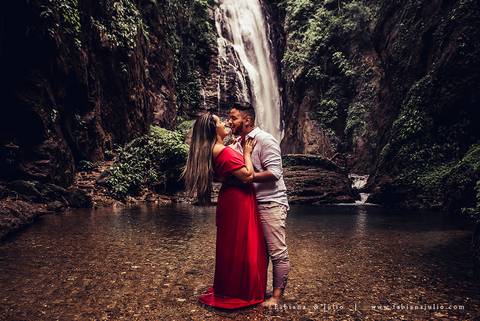 ensaio de casal em cachoeira, ensaio pre-wedding em cachoeira, fotografia para sempre, noiva de vestido vermelho, look para ensaio externo'