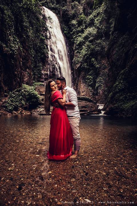 ensaio de casal em cachoeira, ensaio pre-wedding em cachoeira, fotografia para sempre, noiva de vestido vermelho, look para ensaio externo'