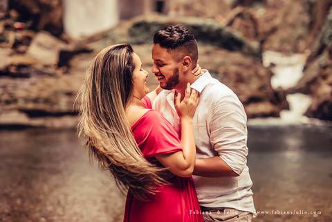 ensaio de casal em cachoeira, ensaio pre-wedding em cachoeira, fotografia para sempre, noiva de vestido vermelho, look para ensaio externo'