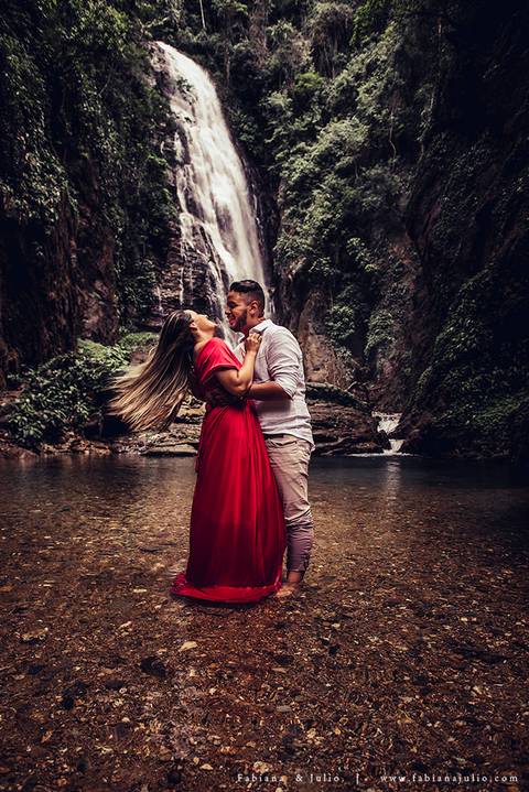 ensaio de casal em cachoeira, ensaio pre-wedding em cachoeira, fotografia para sempre, noiva de vestido vermelho, look para ensaio externo'
