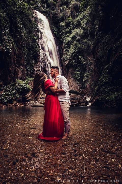 ensaio de casal em cachoeira, ensaio pre-wedding em cachoeira, fotografia para sempre, noiva de vestido vermelho, look para ensaio externo'