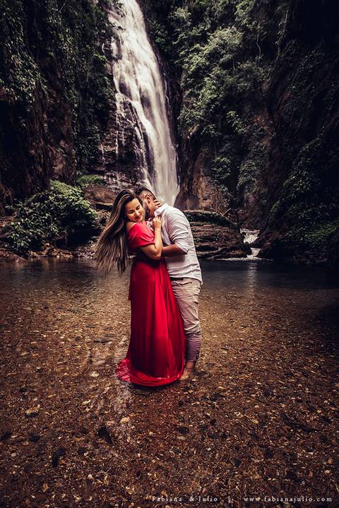 ensaio de casal em cachoeira, ensaio pre-wedding em cachoeira, fotografia para sempre, noiva de vestido vermelho, look para ensaio externo'