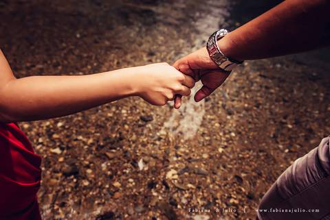 ensaio de casal em cachoeira, ensaio pre-wedding em cachoeira, fotografia para sempre, noiva de vestido vermelho, look para ensaio externo'