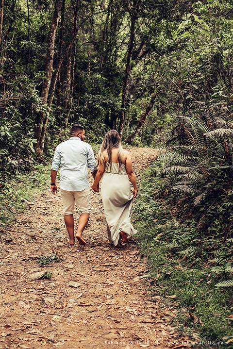 ensaio de casal em cachoeira, ensaio pre-wedding em cachoeira, fotografia para sempre, noiva de vestido vermelho, look para ensaio externo'