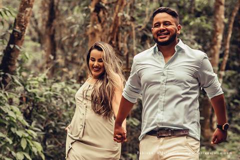 ensaio de casal em cachoeira, ensaio pre-wedding em cachoeira, fotografia para sempre, noiva de vestido vermelho, look para ensaio externo'